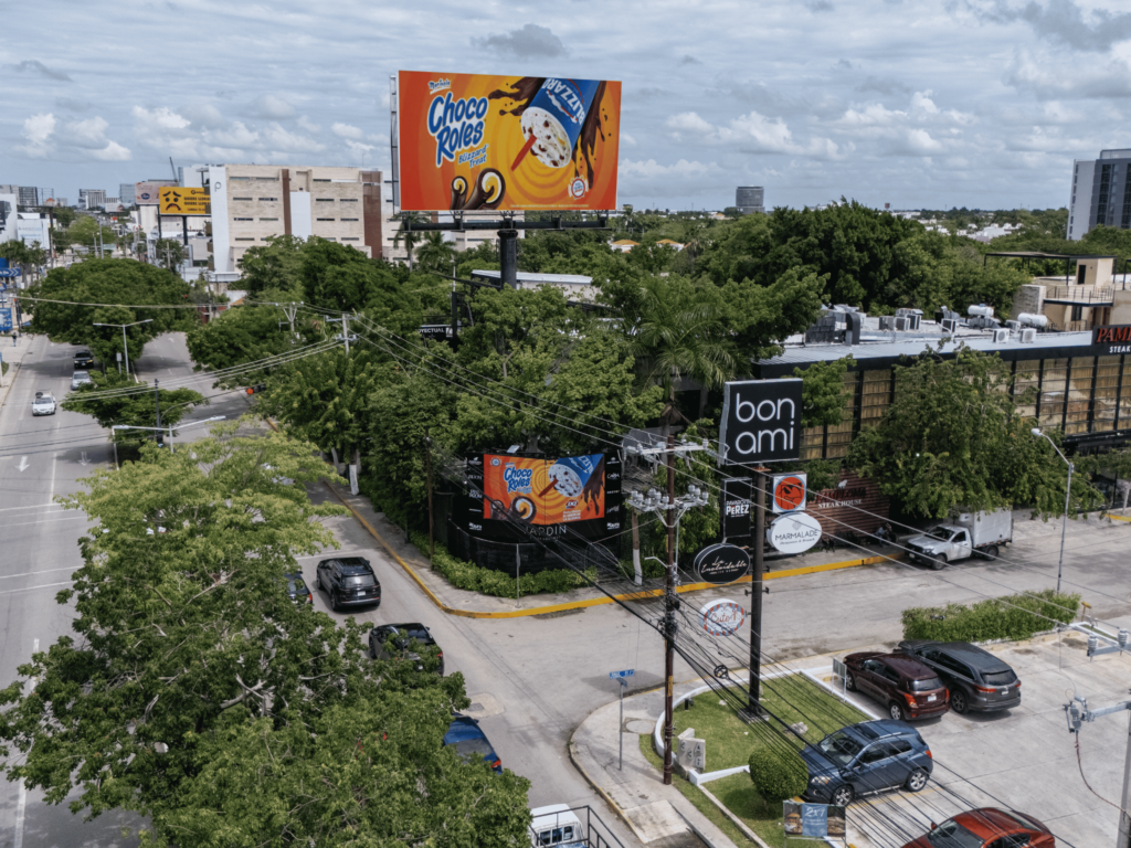 Campaña Chocoroles- Plaza Jardín - Mérida - Solución de publicidad exterior 360° con combinación de espectacular y pantalla DOOH.